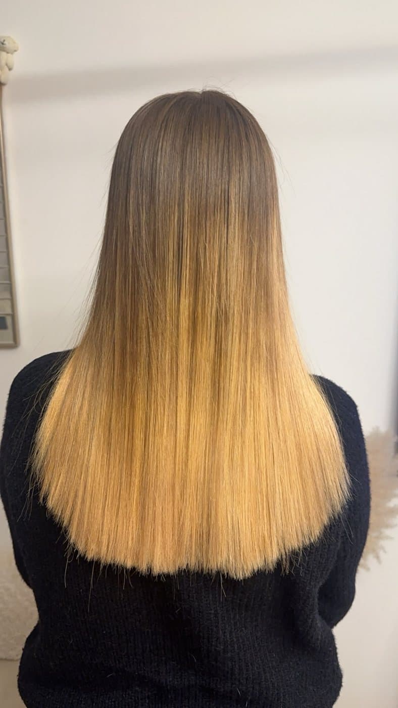 Cheveux après le lissage : longueurs lisses et brillantes